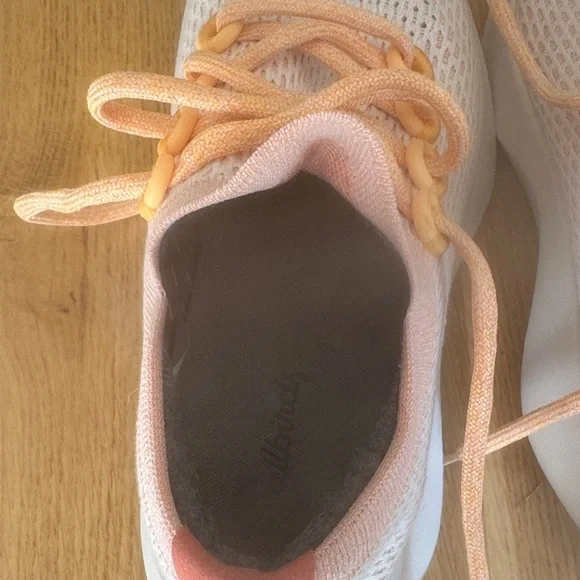 Allbirds women’s size 7 Sneakers in Coral and White - Picture 4 of 5